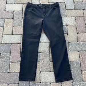 Simply Vera Vera Wang Black Roll Cuff Capris Size 6